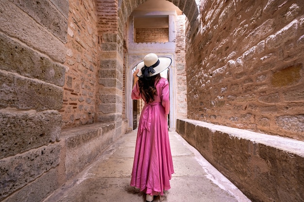 Turista che visita alla città antica in Turchia.