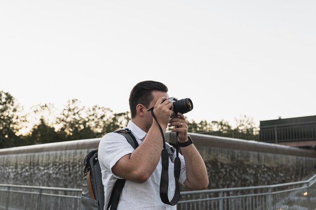 Turista con una macchina fotografica per scattare foto