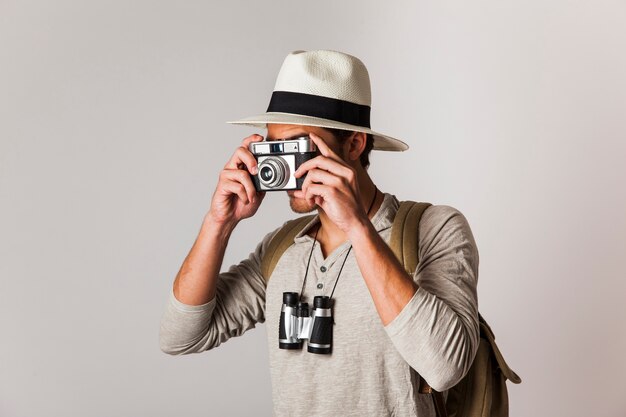 Turista di stile di Hipster che cattura la foto con la macchina fotografica