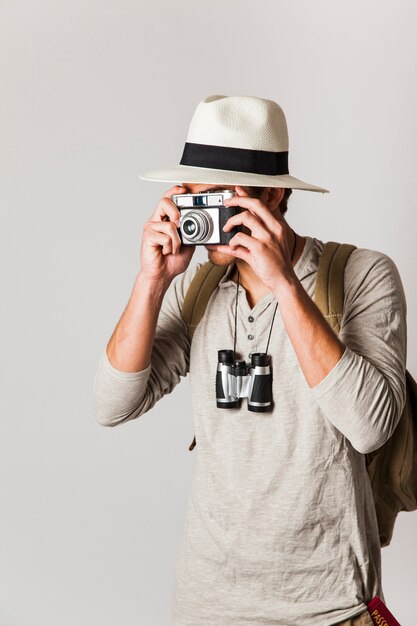 Turista di stile di Hipster che cattura la foto