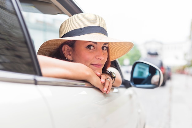 Turista femminile che osserva dalla finestra di automobile