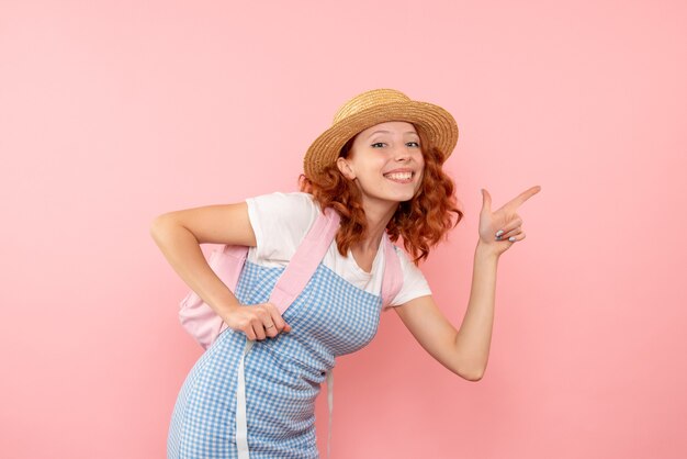 Turista femminile di vista frontale che cammina intorno