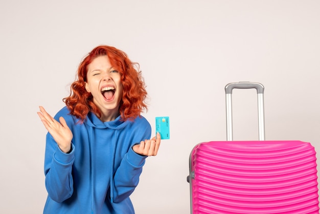 Turista femminile di vista frontale con borsa rosa e carta di credito della holding