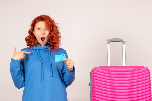 Turista femminile di vista frontale con borsa rosa e carta di credito della holding