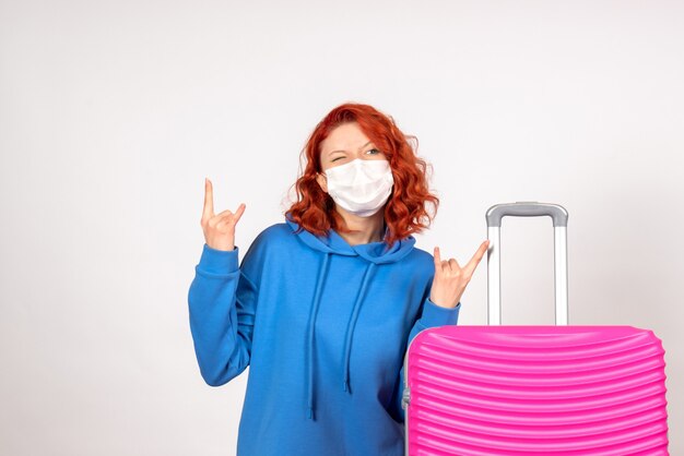 Turista femminile di vista frontale con borsa rosa in maschera
