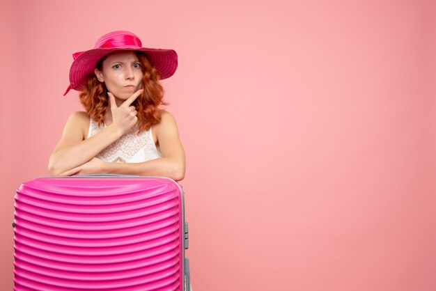 Turista femminile di vista frontale con borsa rosa