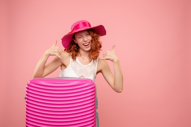 Turista femminile di vista frontale con borsa rosa