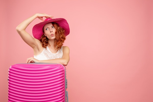 Turista femminile di vista frontale con borsa rosa