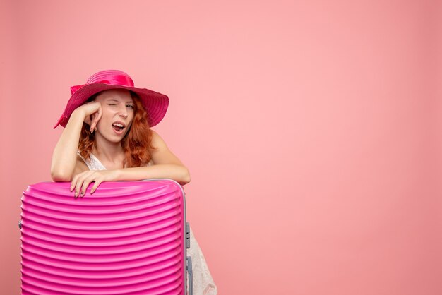 Turista femminile di vista frontale con borsa rosa