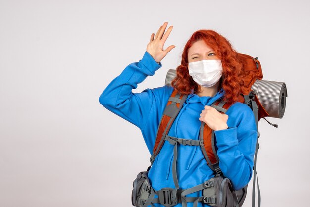 Turista femminile di vista frontale in maschera con il suo zaino