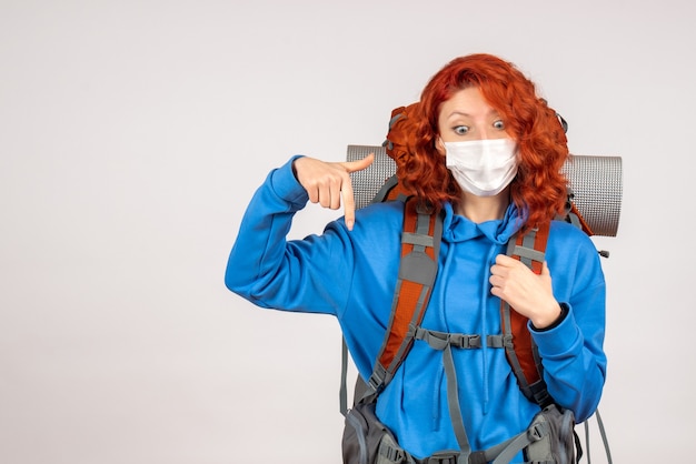 Turista femminile di vista frontale in maschera con lo zaino