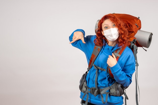 Turista femminile di vista frontale in maschera con lo zaino