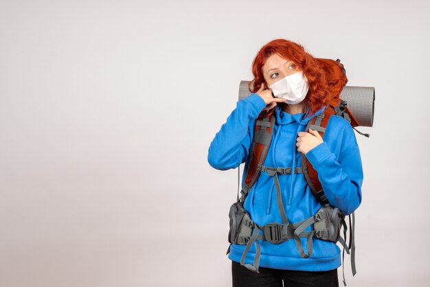 Turista femminile di vista frontale in maschera con lo zaino