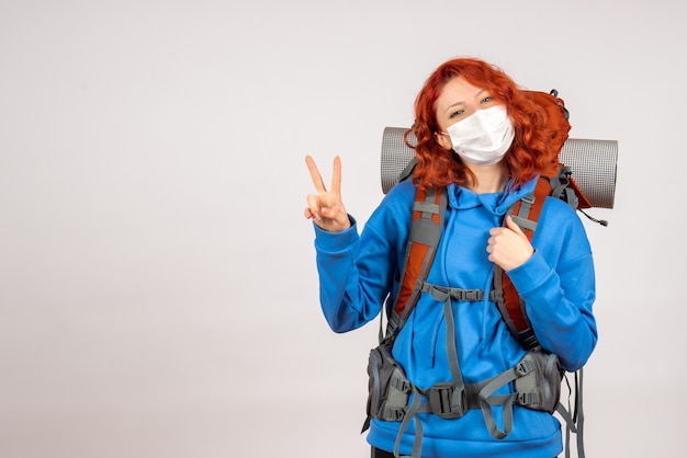 Turista femminile di vista frontale in maschera con lo zaino