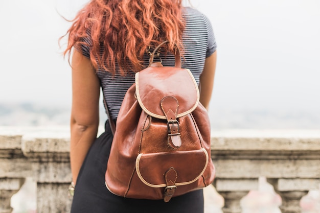 Turista femminile sul balcone da dietro