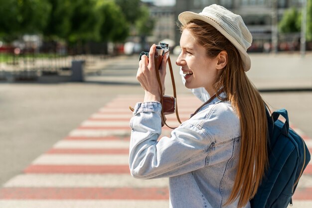 Turista in piedi su strisce pedonali e scattare foto