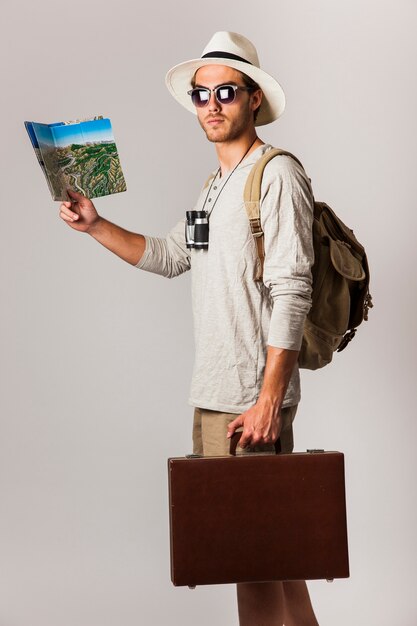 Turista in stile Hipster con occhiali da sole