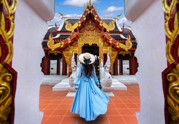 Turista in visita al Wat Khua Khrae a Chiang rai, Thailandia