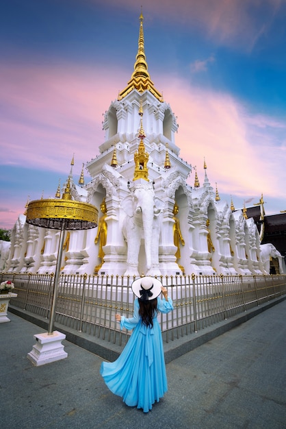 Turista in visita al Wat Khua Khrae a Chiang rai, Thailandia