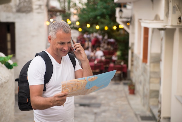 Turista perduto guardando la mappa della città in un viaggio. Alla ricerca di indicazioni.