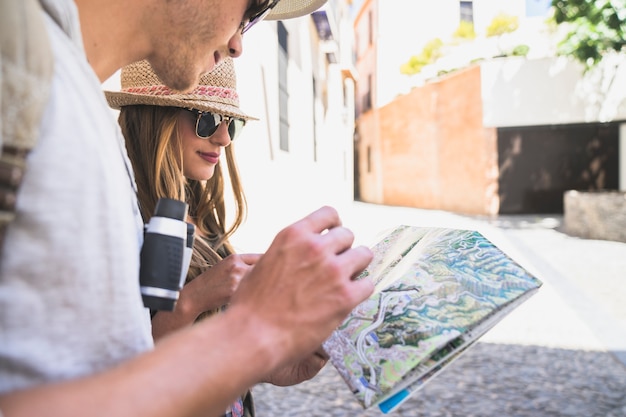 Turisti che guardano la mappa