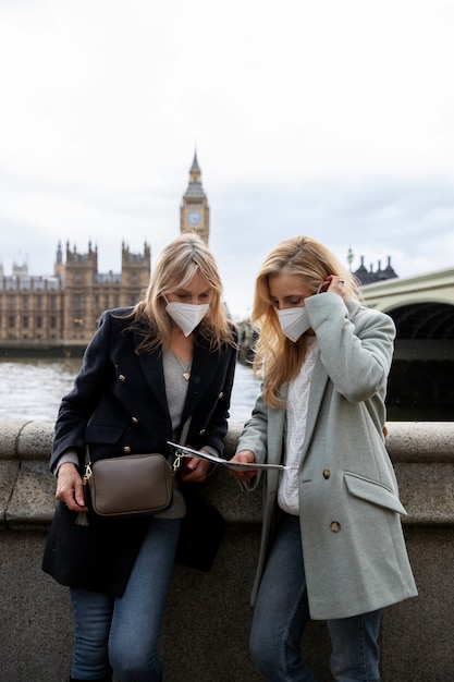 Turisti che visitano la città e indossano una maschera da viaggio