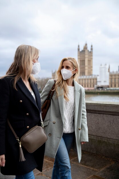 Turisti che visitano la città e indossano una maschera da viaggio