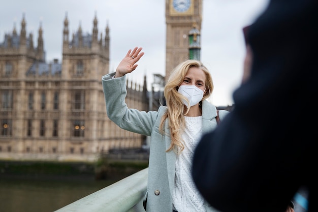 Turisti che visitano la città e indossano una maschera da viaggio