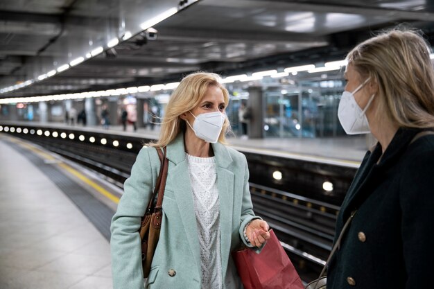 Turisti che visitano la città e indossano una maschera da viaggio