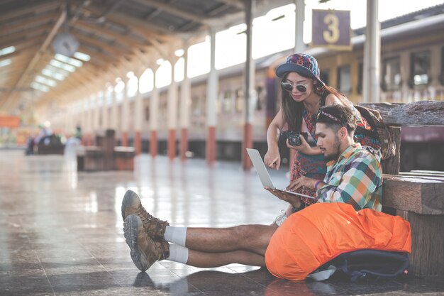 Turisti, coppie che guardano tavolette per trovare attrazioni.