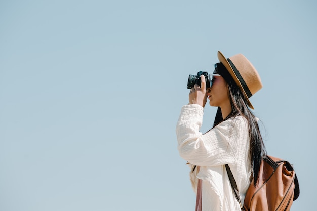 Turisti femminili che fotografano l&#39;atmosfera