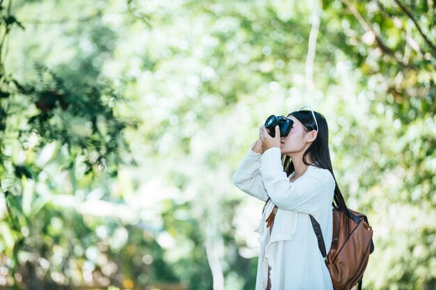 Turisti femminili che fotografano l&#39;atmosfera