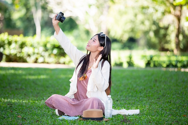 Turisti femminili che fotografano l&#39;atmosfera