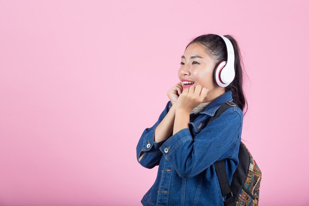 Turisti femminili in studio su uno sfondo rosa.