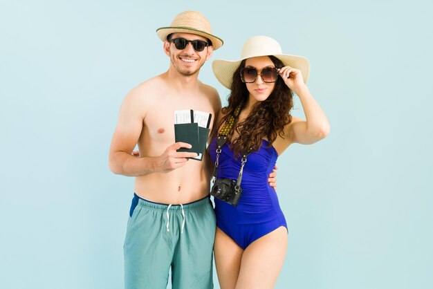 Turisti in spiaggia. Giovani coppie in costume da bagno che esplorano insieme un luogo tropicale durante le loro vacanze estive