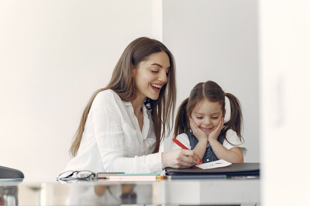 Tutor con bambina che studia a casa