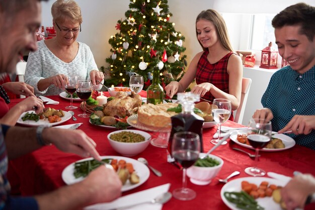 Tutta la famiglia intorno alla vigilia di Natale