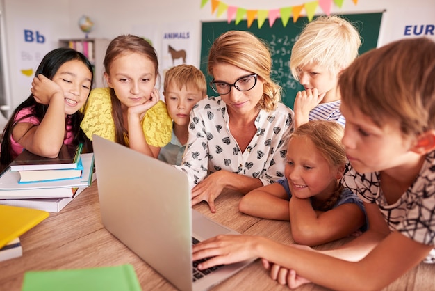 Tutti gli studenti attorno a un laptop