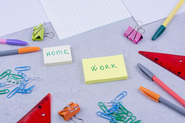 Tutti i tipi di strumenti per ufficio o scuola isolati su grigio.