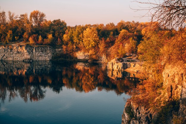 Twardowski Rocks Park, una vecchia miniera di pietra allagata, a Cracovia, in Polonia.