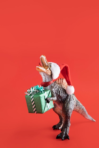Tyrannosaurus rex toy holding confezione regalo