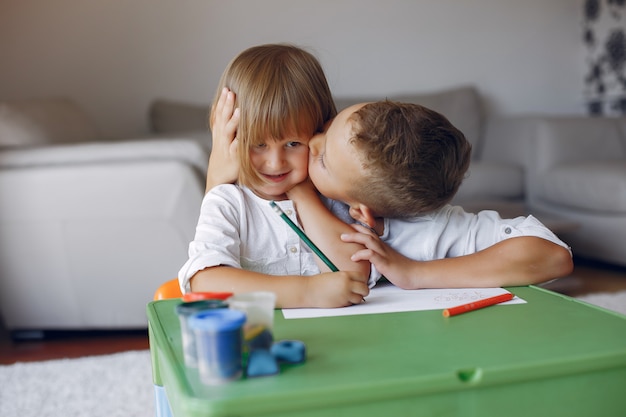 Ubicazione dei bambini al tavolo verde e disegno