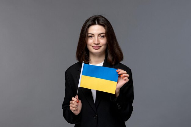 Ucraina conflitto russo capelli scuri giovane donna carina in giacca nera orgogliosa dell'ucraina