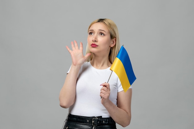 Ucraina russo conflitto bionda ragazza carina con rossetto rosso e bandiera ucraina che osserva in su