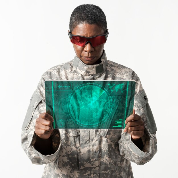 Ufficiale militare che utilizza la tecnologia dell'esercito tablet trasparente transparent