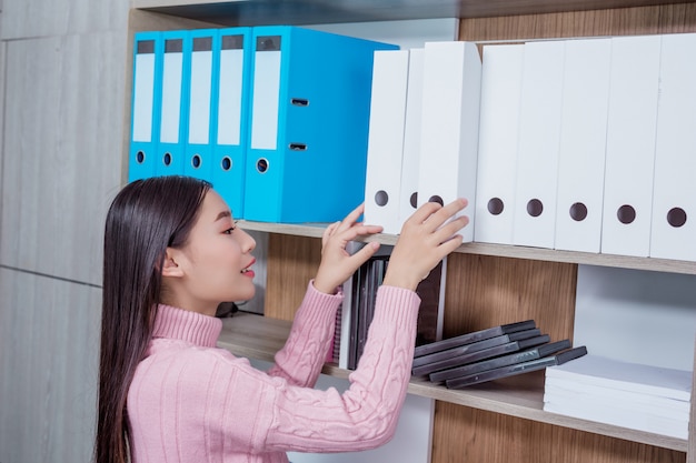 Ufficio di lavoro della giovane donna.