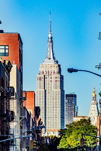 Ufficio edificio con un&#39;antenna