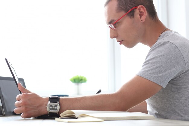 Ufficio. Uomo serio al lavoro