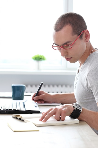 Ufficio. Uomo serio al lavoro