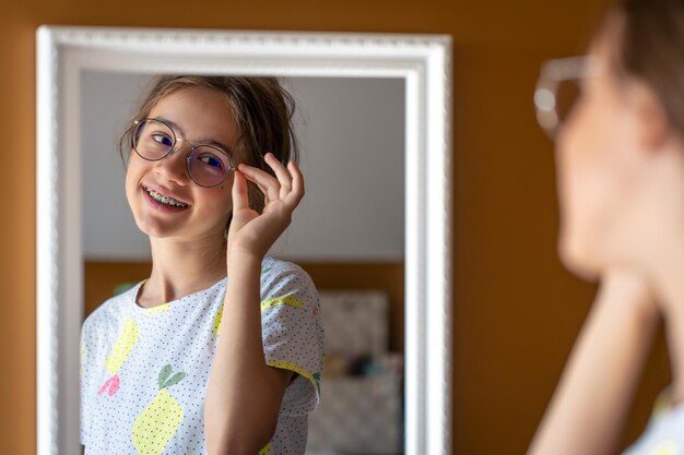 Un'adolescente si guarda allo specchio la mattina